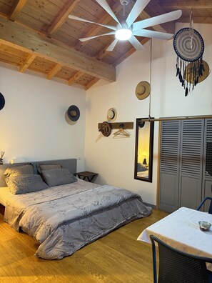 1 habitación, escritorio, tabla de planchar con plancha y cuna de viaje 