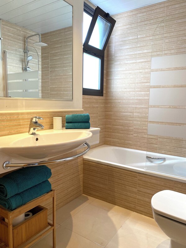 A bathroom with a sink, mirror, shower, and toilet. - Apartment with a Terrace in Jerez Norte Hipercor (Jerez)