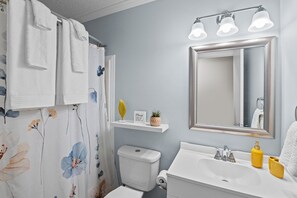 Haartrockner, Handtücher, Seife, Toilettenpapier