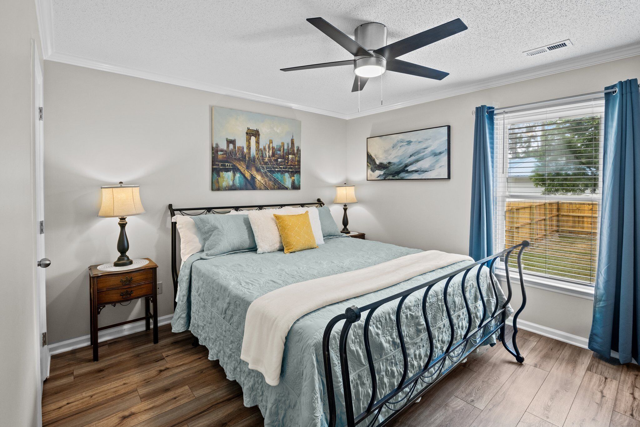 3 chambres, bureau, fer et planche à repasser, lit parapluie