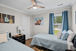 3 Schlafzimmer, Schreibtisch, Bügeleisen/Bügelbrett, Reisekinderbett