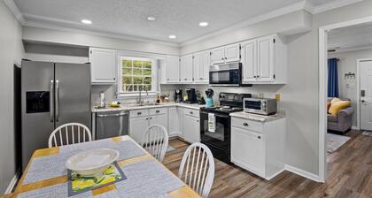 3BR Retreat with King Suite and Pet-Friendly with Fully Fenced Yard