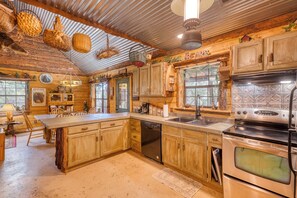 Kylskåp, mikrovågsugn, ugn och diskmaskin