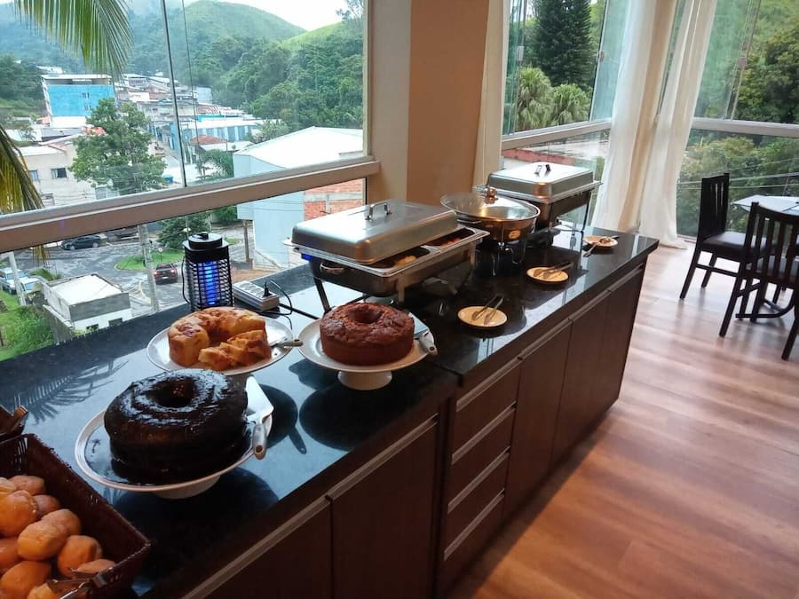 Café da manhã com buffet grátis todos os dias