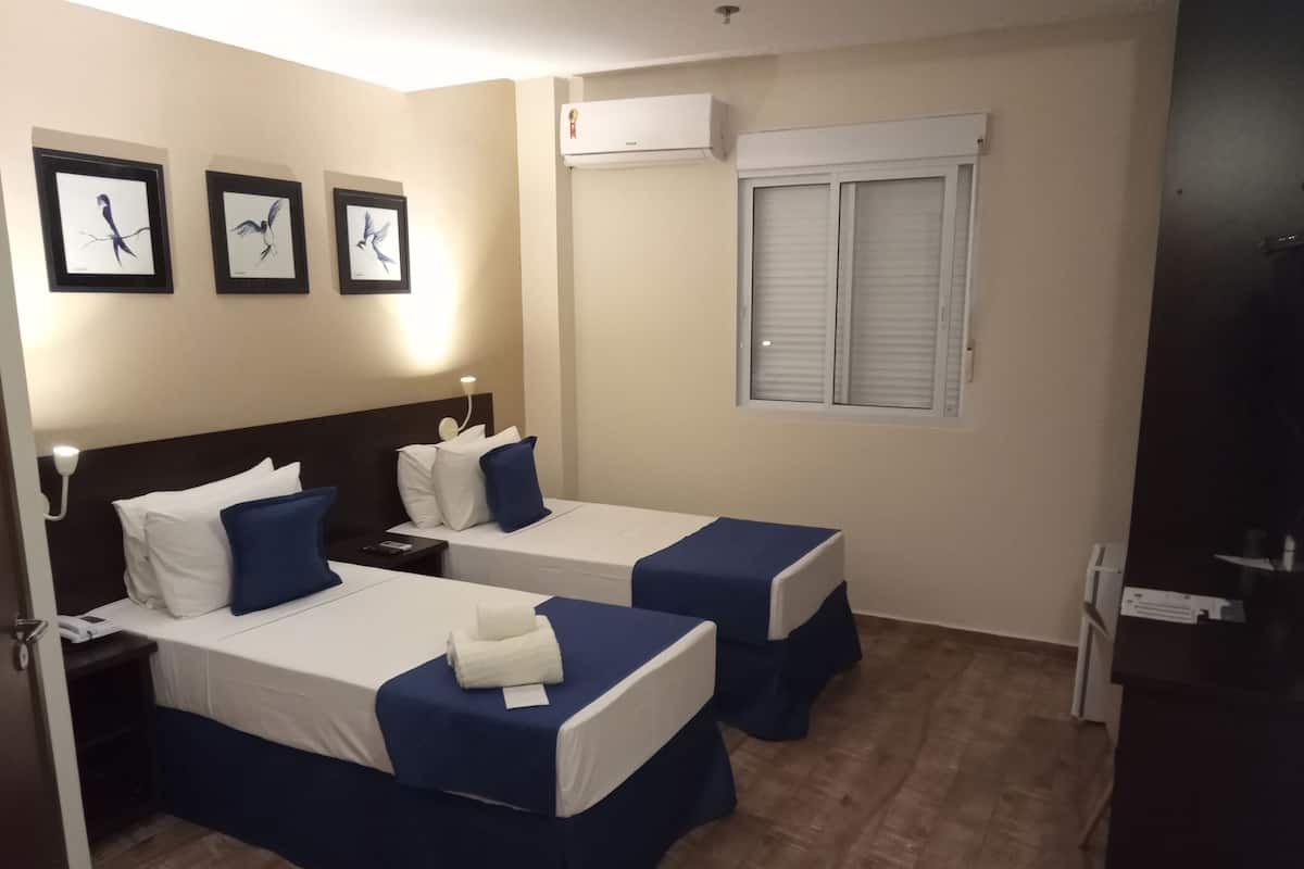 Quarto duplo superior, vista para a cidade | Escrivaninha, espaço de trabalho para notebook, Wi-Fi de cortesia
