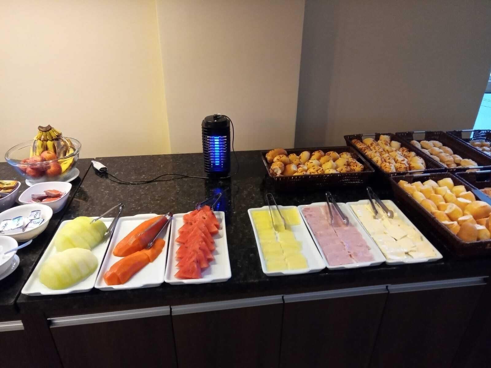 Ein reichhaltiges Buffet mit verschiedenen Speisen, darunter Obst, Gemüse und Fleisch.