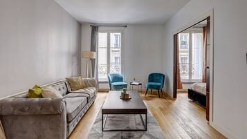 Departamento urbano, 2 habitaciones, para no fumadores | Área de sala de estar | Smart TV de 40 pulgadas con canales vía satélite