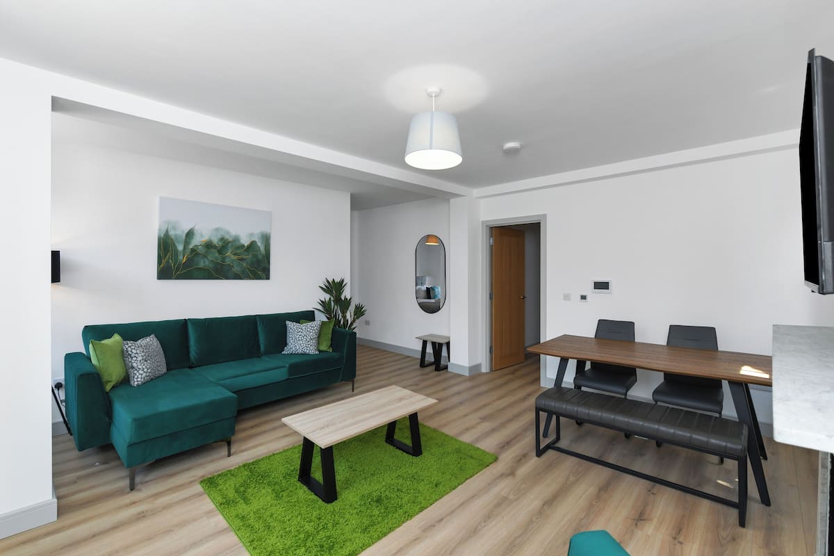 Leilighet, 1 kingsize-seng | Oppholdsområde | En 43-tommers smart-TV med digitale kanaler