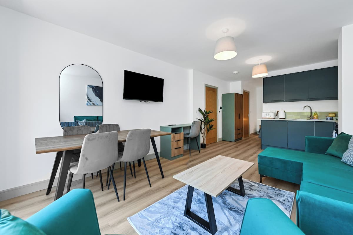Leilighet, 1 soverom | Oppholdsområde | En 43-tommers smart-TV med digitale kanaler