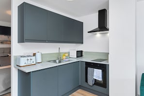 Departamento, 1 habitación | Cocina privada | Microondas, horno, parrilla de estufa y tostadora