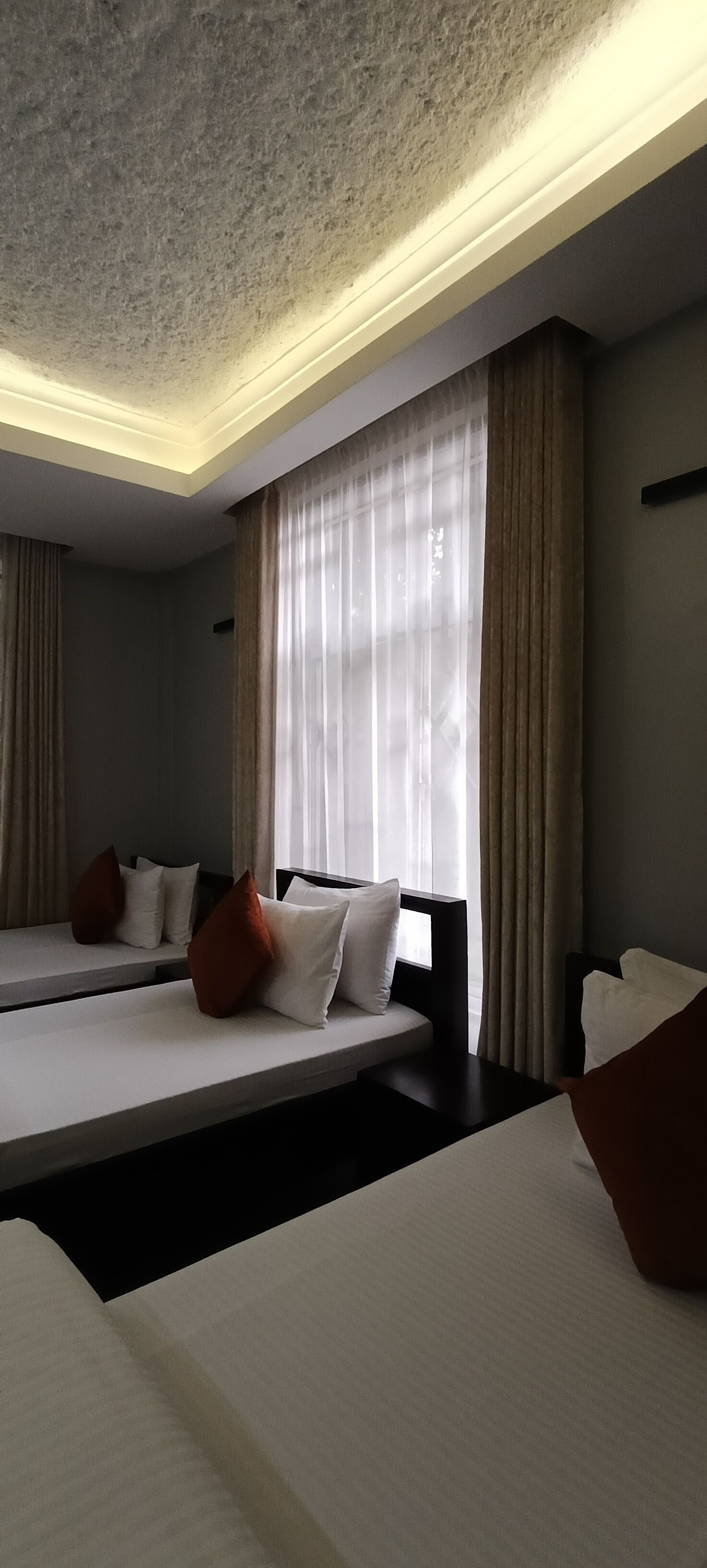 Kolmen hengen deluxe-huone, parveke, näköala puutarhaan | Yksilöllisesti sisustettu, työpöytä