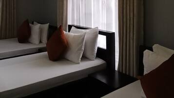 Deluxe-værelse til 3 personer - balkon - udsigt til have | Individuelt design, skrivebord, arbejdsområde til bærbare computere