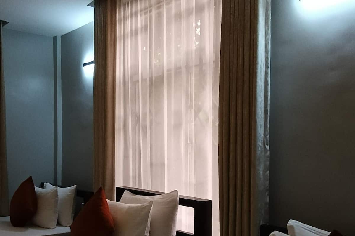 Phòng 3 Deluxe, ban công, quang cảnh vườn | Trang trí khác biệt, bàn, khu vực làm việc phù hợp cho laptop
