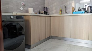 Apartment, 3 Bedrooms, Balcony, City View | Interior