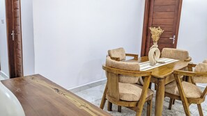 Apartment, 3 Bedrooms, Balcony, City View | Dining