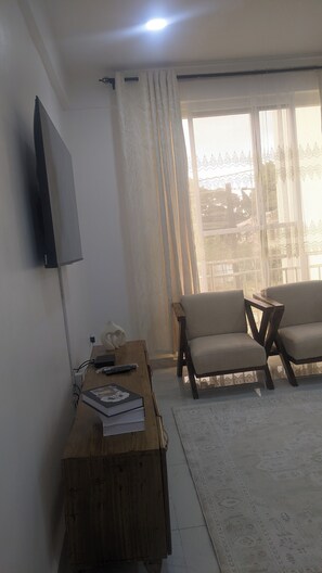 Apartment, 3 Bedrooms, Balcony, City View | Living room