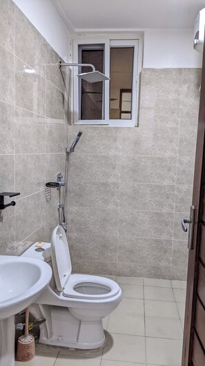 Apartment, 3 Bedrooms, Balcony, City View | Bathroom
