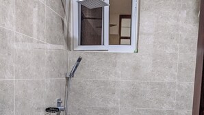 Un bagno con il water, bidet e doccia.