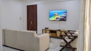 Apartment, 3 Bedrooms, Balcony, City View | Living area