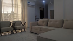 Apartamento, 3 quartos, sacada, vista para a cidade | Sala de estar