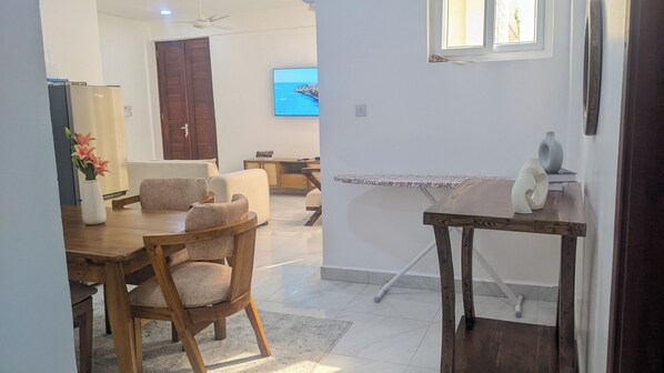 Apartment, 3 Bedrooms, Balcony, City View | Interior