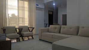 Apartment, 3 Bedrooms, Balcony, City View | Living area