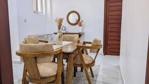 Apartamento, 3 quartos, sacada, vista para a cidade | Opções para refeição