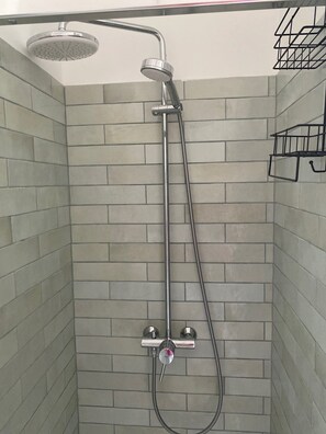 Dusche, Haartrockner, Handtücher, Seife
