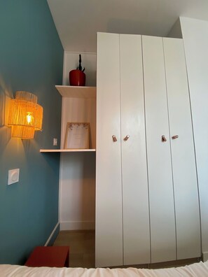 1 habitación, tabla de planchar con plancha, wifi y ropa de cama