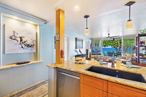 Dining - Boldly Oceanfront. Stylishly Maui. Royal Mauian 2-Bedroom Retreat (Kihei)