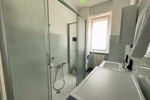 Shower, bidet, towels