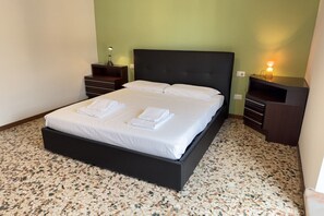 2 Schlafzimmer, Bügeleisen/Bügelbrett