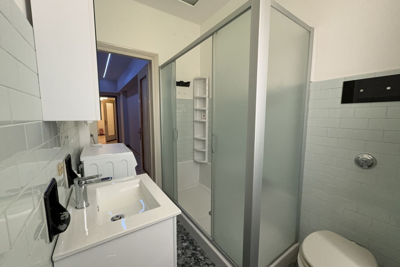 Shower, bidet, towels