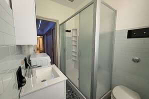 Regadera, bidet, toallas 