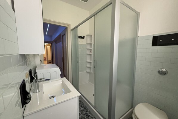 Dusche, Bidet, Handtücher