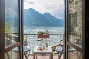 Outdoor dining - GuestHost - Directly overlooking the lake, this charming, recently renovated studio apartment offers an incomparable view of one of the ancient bridges of the picturesque medieval village of Nesso. Immersed in an atmosphere of tranquillity and authentici (Nesso)