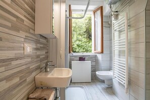 Shower, bidet - GuestHost - Directly overlooking the lake, this charming, recently renovated studio apartment offers an incomparable view of one of the ancient bridges of the picturesque medieval village of Nesso. Immersed in an atmosphere of tranquillity and authentici (Nesso)