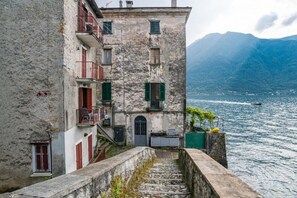 Exterior - GuestHost - Directly overlooking the lake, this charming, recently renovated studio apartment offers an incomparable view of one of the ancient bridges of the picturesque medieval village of Nesso. Immersed in an atmosphere of tranquillity and authentici (Nesso)
