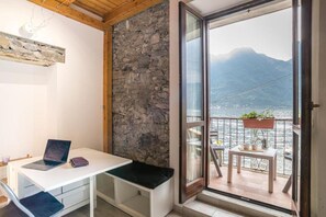 Interior - GuestHost - Directly overlooking the lake, this charming, recently renovated studio apartment offers an incomparable view of one of the ancient bridges of the picturesque medieval village of Nesso. Immersed in an atmosphere of tranquillity and authentici (Nesso)
