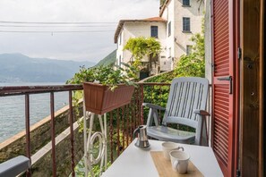 Outdoor dining - GuestHost - Directly overlooking the lake, this charming, recently renovated studio apartment offers an incomparable view of one of the ancient bridges of the picturesque medieval village of Nesso. Immersed in an atmosphere of tranquillity and authentici (Nesso)