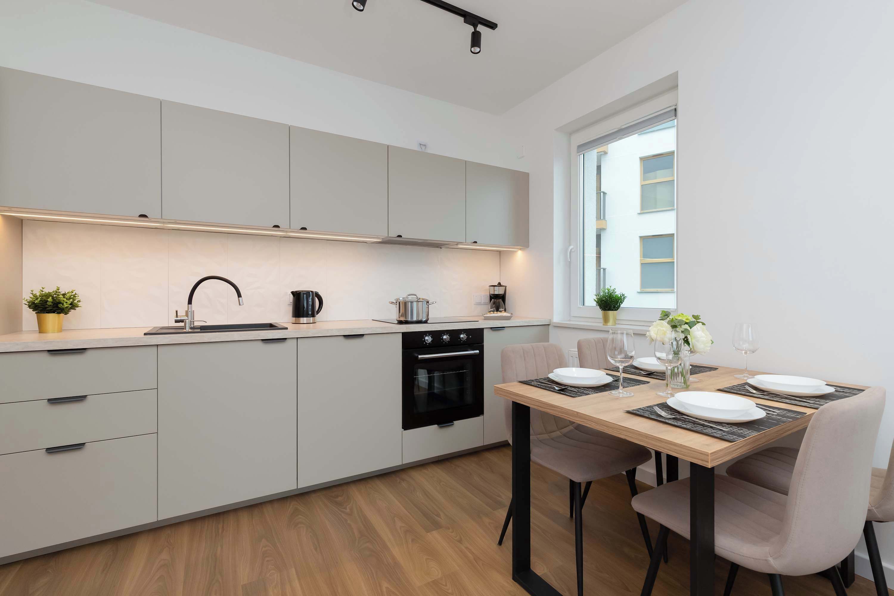 Coffee/tea maker, fridge, oven, stovetop