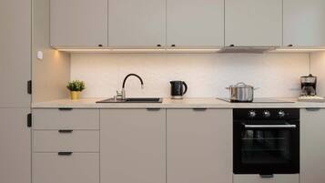 Fridge, oven, stovetop, dishwasher