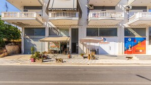 Ein zweistöckiges Gebäude mit einem Restaurant im Erdgeschoss und einer Gewerbefläche im Obergeschoss.