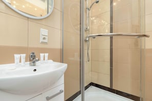 Dusche, Haartrockner, Handtücher