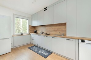 Kylskåp, spishäll, diskmaskin och grytor/köksredskap