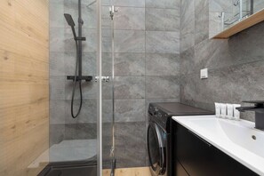 Dusche, Haartrockner, Handtücher, Shampoo