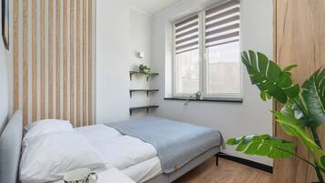 Iron/ironing board, travel cot, WiFi, bed sheets