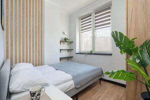 Tabla de planchar con plancha, cuna de viaje, wifi y ropa de cama 