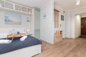 Iron/ironing board, WiFi, bed sheets