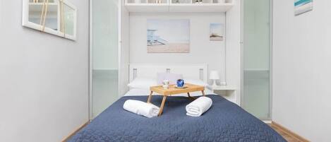 Iron/ironing board, WiFi, bed sheets